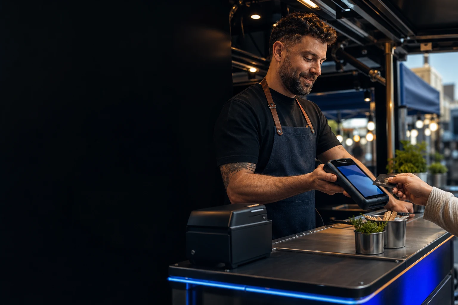KI-generierte illustrative Produktszene für Mobile-POS-Anbieter; kein reales Kundenprojekt.